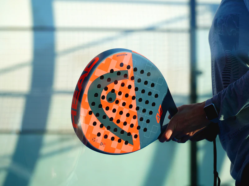 Padelracket i närbild på en blå bana