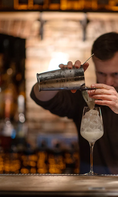 Bartender blandar en drink